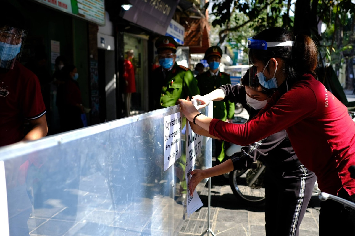 Ngoài ra, lực lượng chức năng đã liên tục tuần tra nhắc nhở hàng quán phải thực hiện nghiêm quy định phòng chống dịch lây lan.