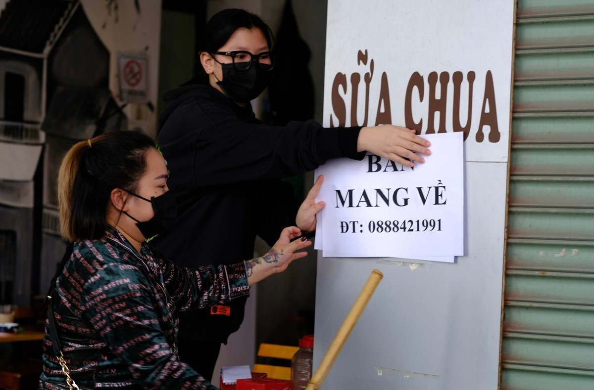 Theo ghi nhận của PV báo Tri thức và Cuộc sống, cuối tuần vừa qua các hàng quán tại quận Hai Bà Trưng, Hoàn Kiếm cũng đã thực hiện việc dừng bán háng tại chỗ, chỉ phục vụ khách mua mang về.