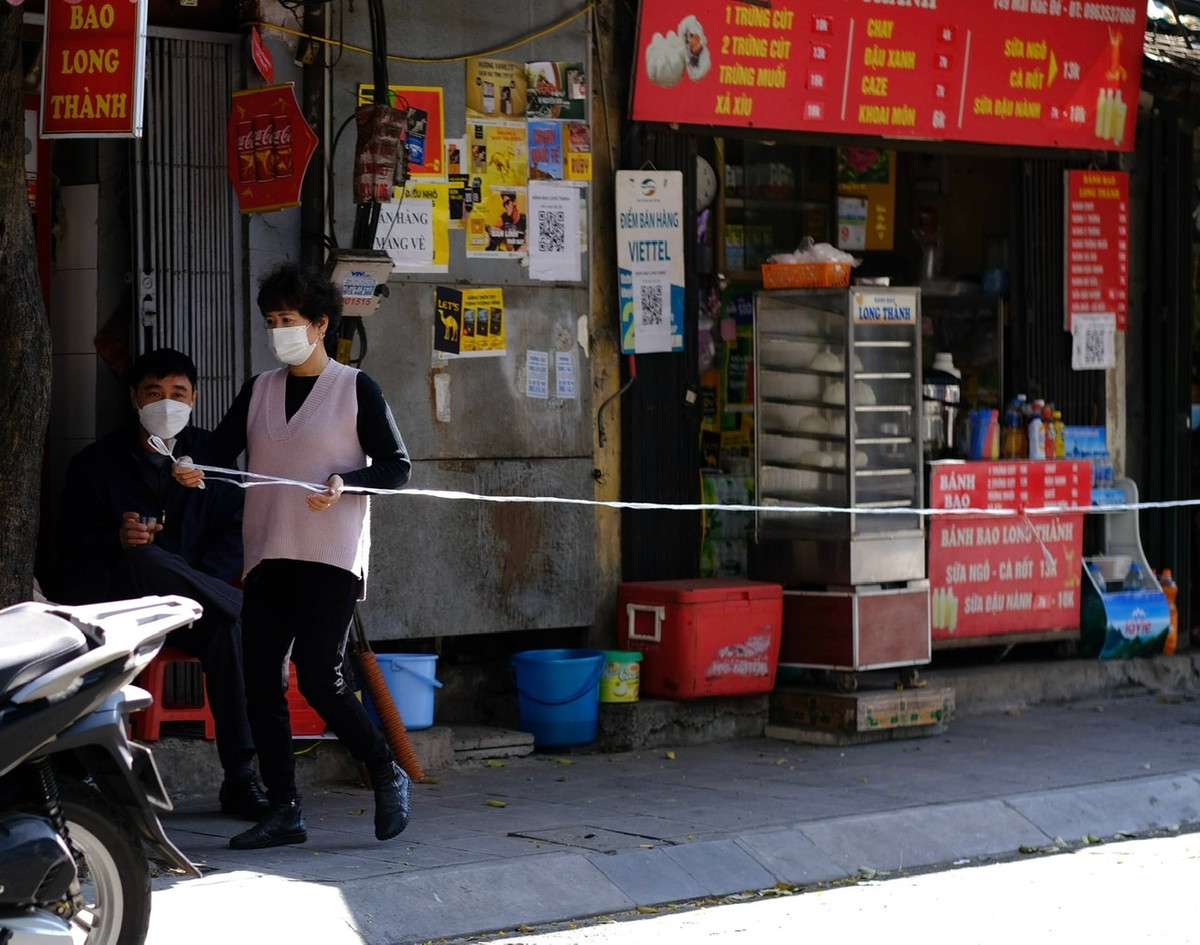 Ha Noi: Cong vien, vuon hoa lai chang day san sang chong dich