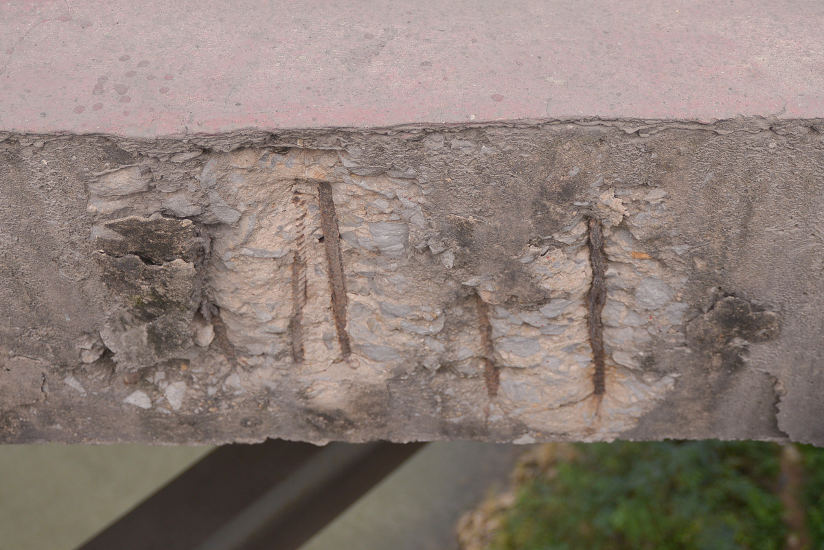 Tuy nhiên, thời gian gần đây nhiều hạng mục của cầu Chương Dương đã xuống cấp trầm trọng.