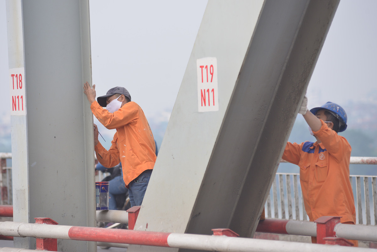 Theo đơn vị quản lý cầu Chương Dương, hướng từ Long Biên vào trung tâm có khe co giãn số 7 bị nứt với độ rộng khoảng 5 cm, một phần đường tách rời khỏi thành cầu.