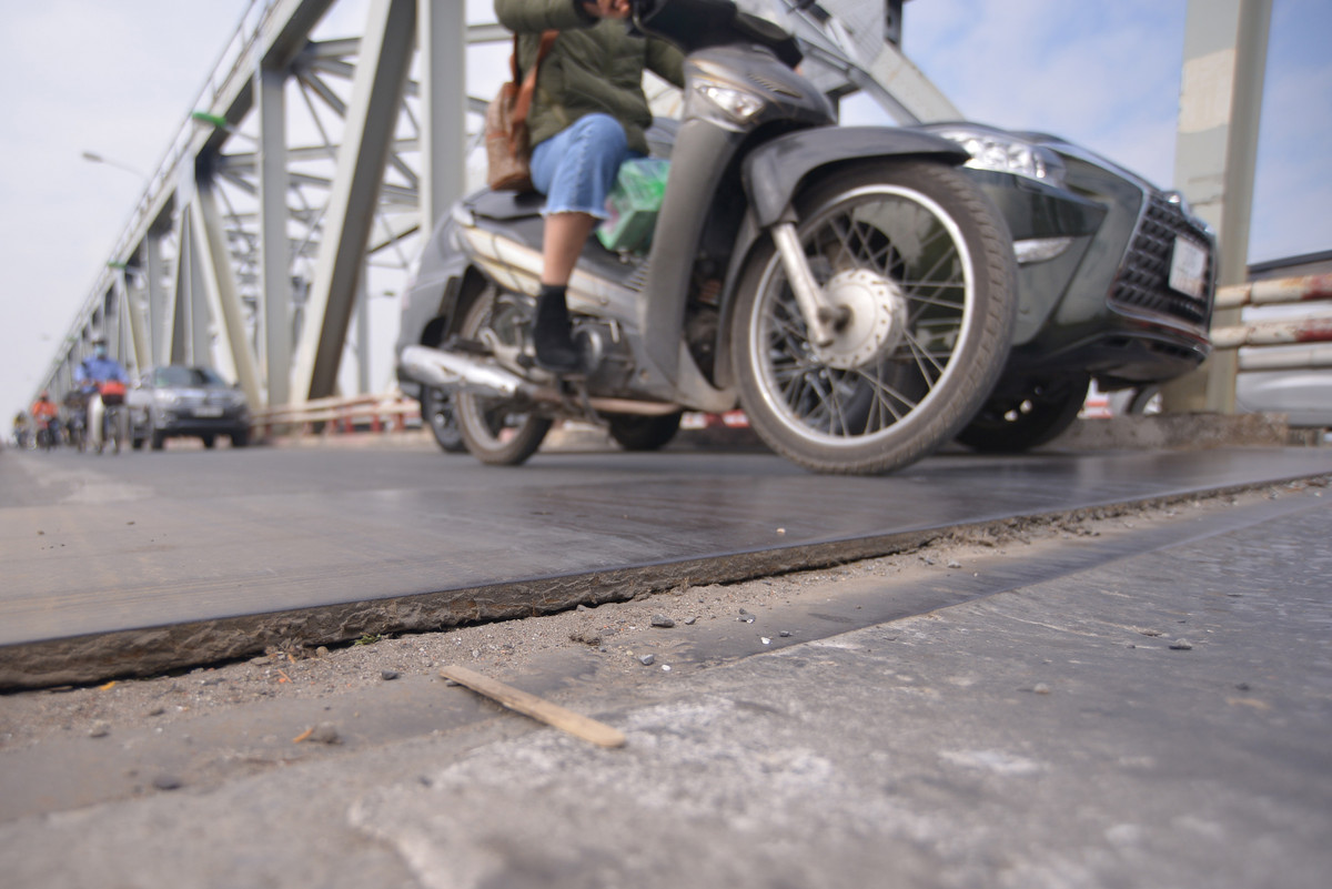 Một số đoạn đơn vị quản lý cầu Chương Dương đã phải gia cố tạm thời để các phương tiện di chuyển qua an toàn.