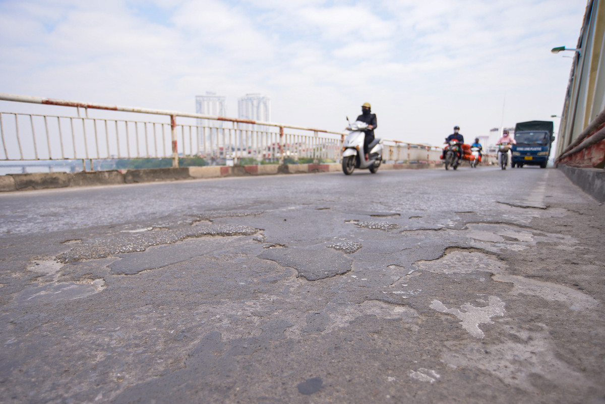 Mặt đường dành cho xe máy lồi lõm, xuất hiện nhiều ổ gà và không còn độ bám nhám mặt đường.