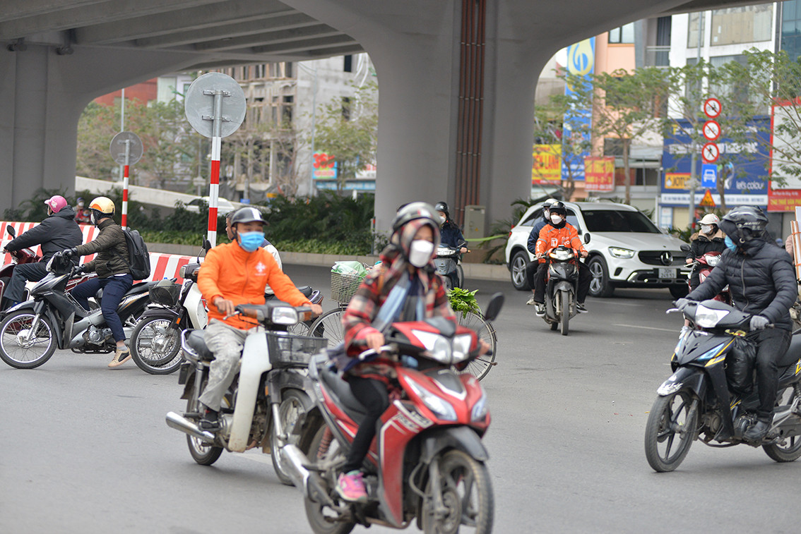 Đáng chú ý đây là đoạn dẫn xuống, các phương tiện di chuyển tốc độ cao và khuất tầm nhìn nên rất nguy hiểm cho an toàn giao thông.