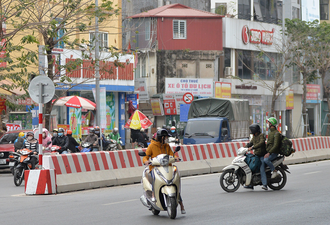 Lối dẫn xuống nhưng mỗi xe rẽ một đường.