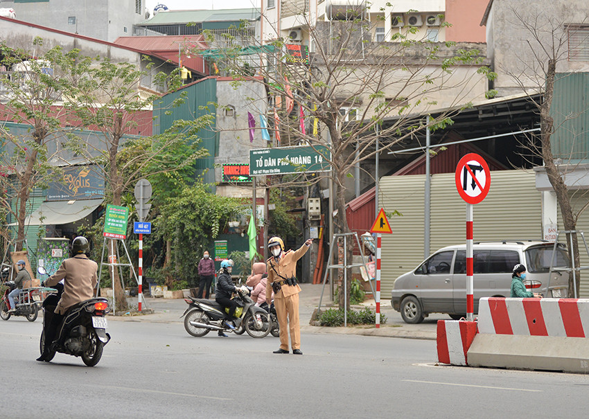 Theo Đại úy Phạm Hồng Bảo – CBCS Đội CSGTĐB số 6 – Phòng CSGT – Công an TP Hà Nội, lối dẫn xuống này mới được thông xe nên nhiều người dân vẫn chưa biết ở đó đã có biển cấm rẽ phải, cấm quay đầu.