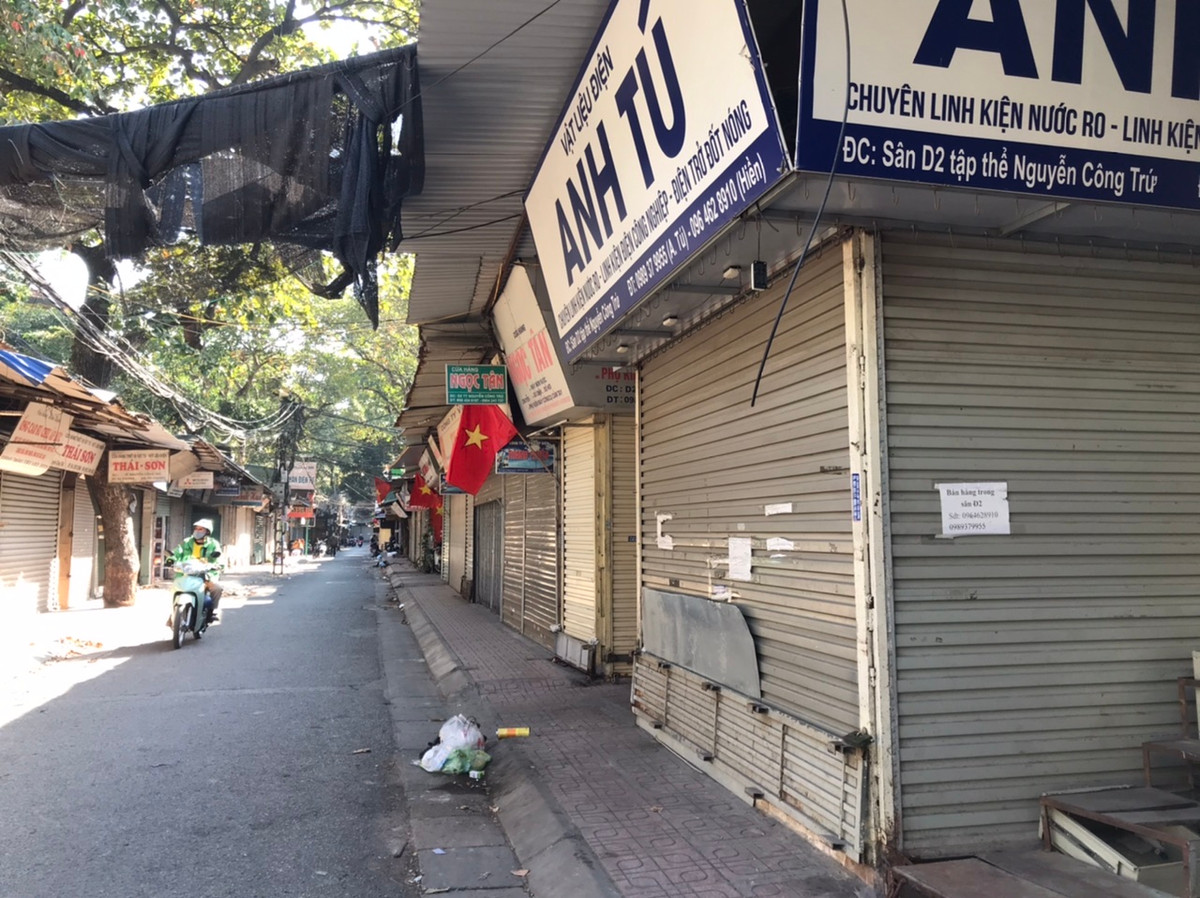 Chợ Nguyễn Công Trứ được coi là chợ đông đúng nhất Hà Nội khi buôn bán nhiều loại mặt hàng và có một đầu thông với Chợ Giời.