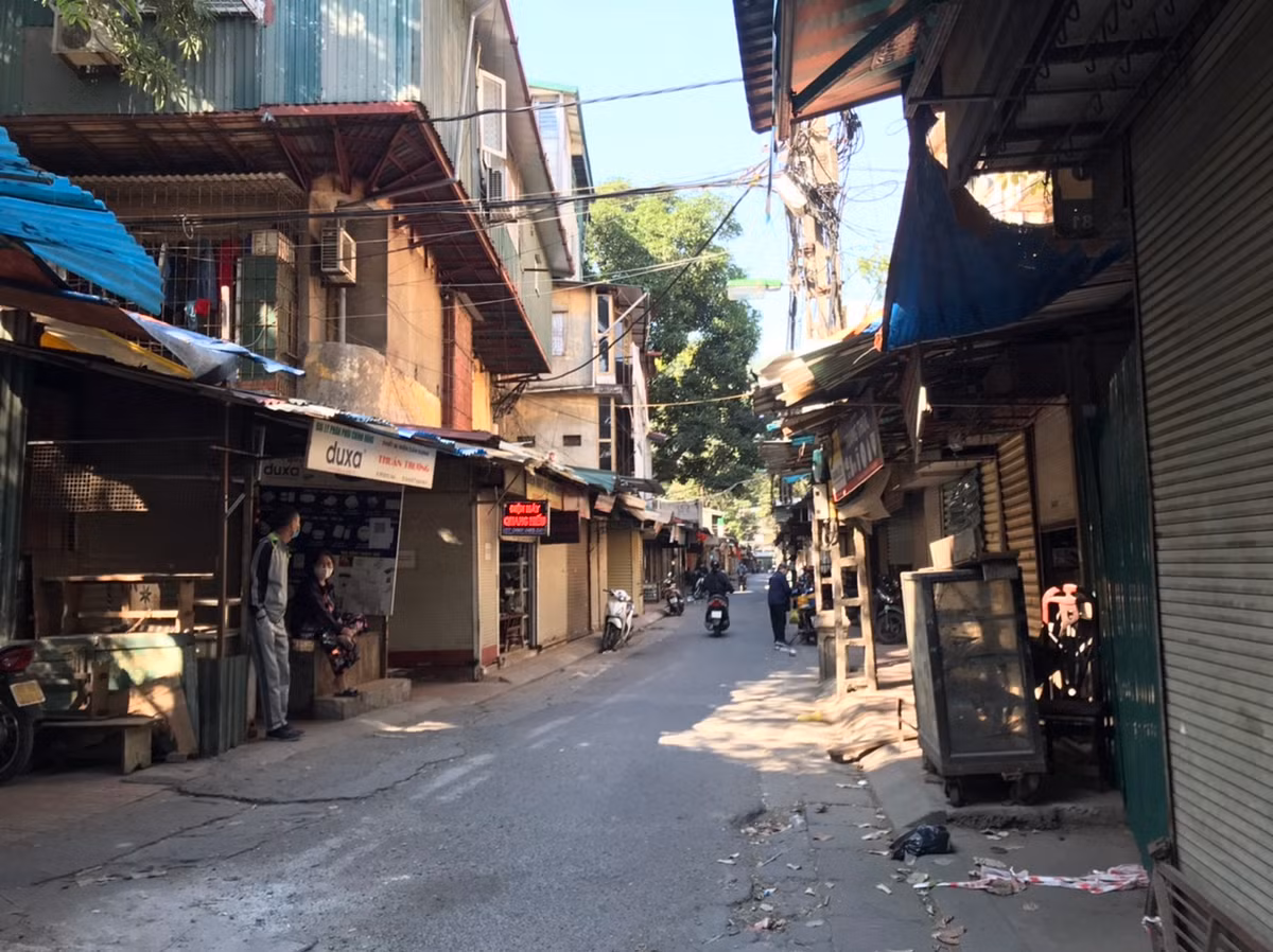 Khu chợ đông nhất Hà Nội giờ không một bóng khách.