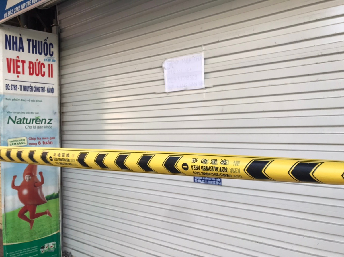 Toàn bộ khu vực bán hàng xung quanh cũng bị phong toả.