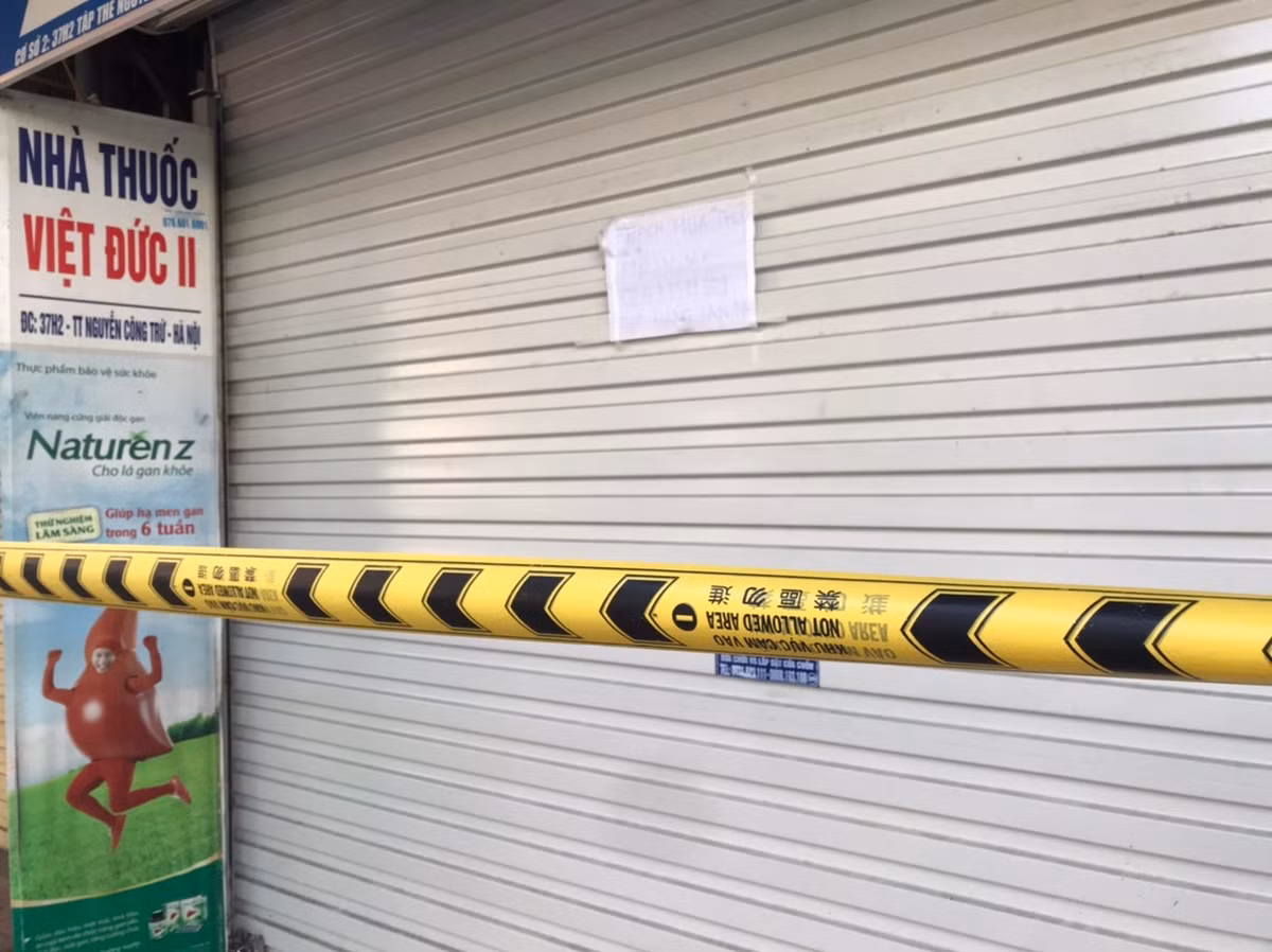 Toàn bộ khu vực bán hàng xung quanh cũng bị phong toả.