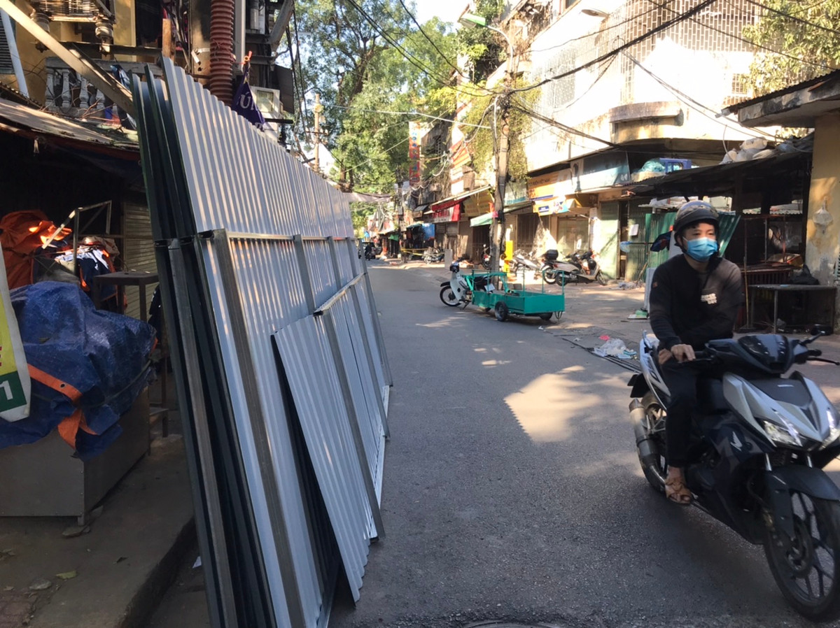 Được biết, ổ dịch Nguyễn Công Trứ khởi phát dịch từ ngày 19/11 với 67 ca F0. Các dãy nhà H3, H4, H5, B1 đã bị phong toả từ ngày 25/11. Đây là những dãy nhà trung tâm khu chợ Nguyễn Công Trứ.