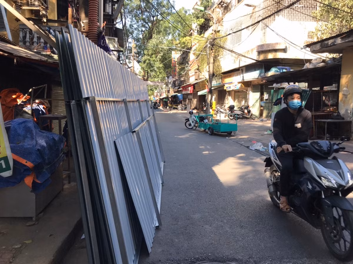 Được biết, ổ dịch Nguyễn Công Trứ khởi phát dịch từ ngày 19/11 với 67 ca F0. Các dãy nhà H3, H4, H5, B1 đã bị phong toả từ ngày 25/11. Đây là những dãy nhà trung tâm khu chợ Nguyễn Công Trứ.