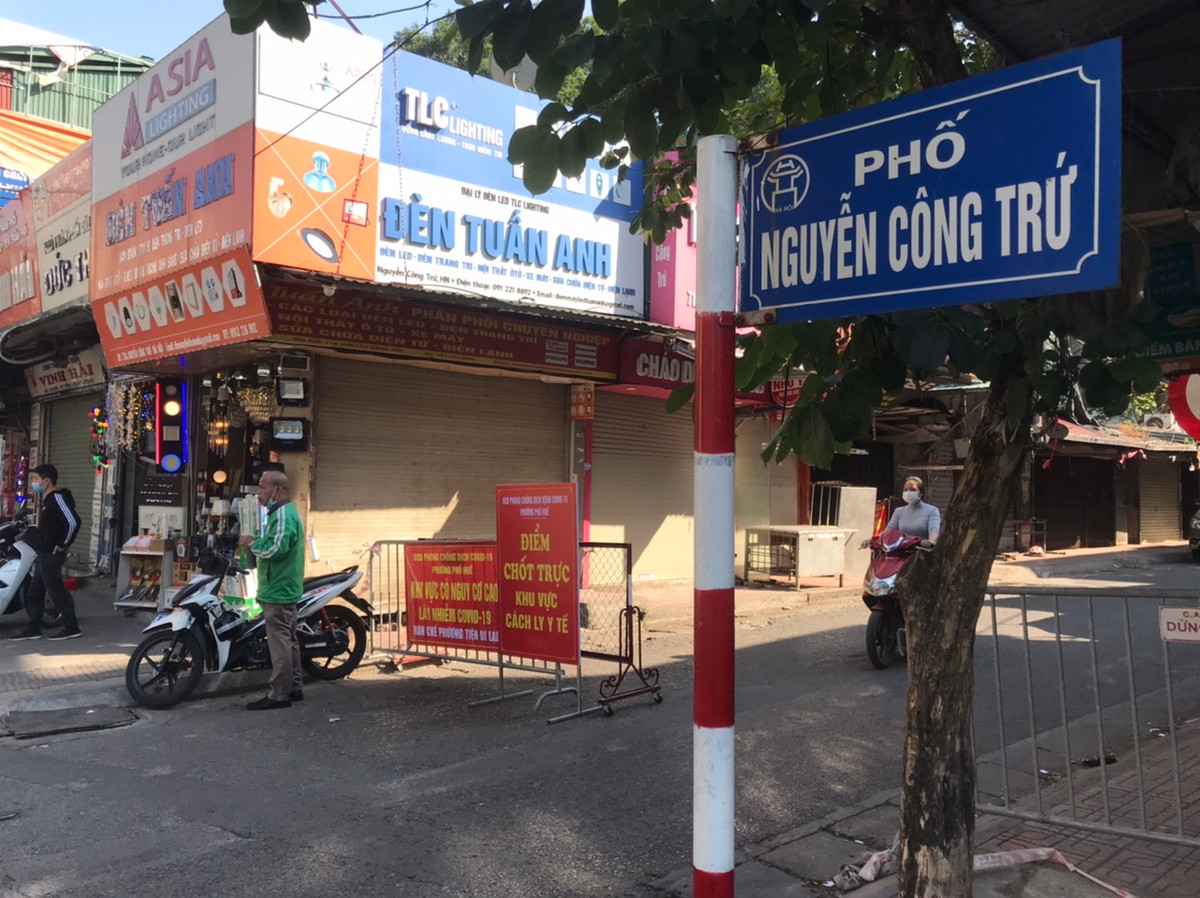 Xuat hien nhieu F0, khu cho dong nhat Ha Noi dung rao phong toa