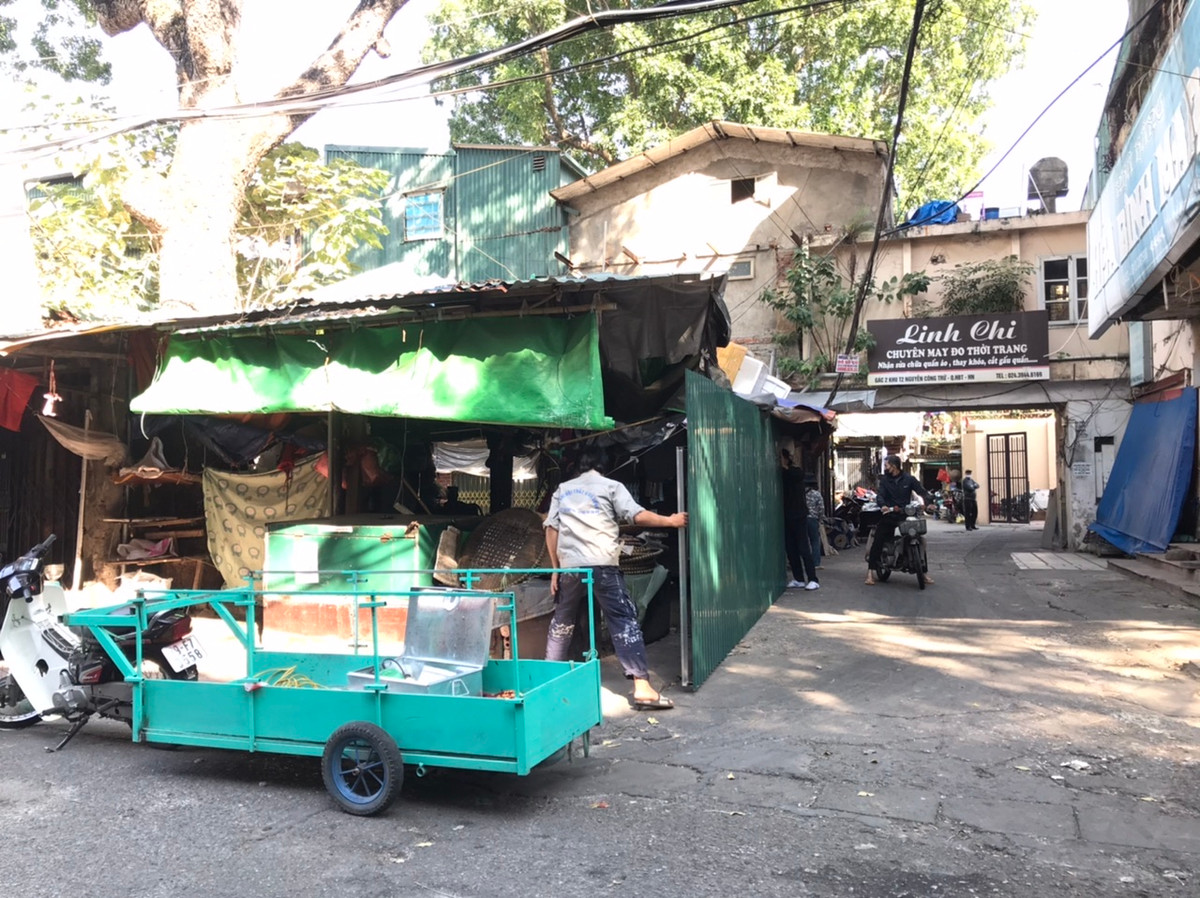 Để đảm bảo công tác phòng chống dịch COVID-19 lây lan, sau khi phong toả các dãy nhà tập thể cũ, UBND phường Phố Huế đã tiếp tục phong toả chợ xanh tại khu vực này.