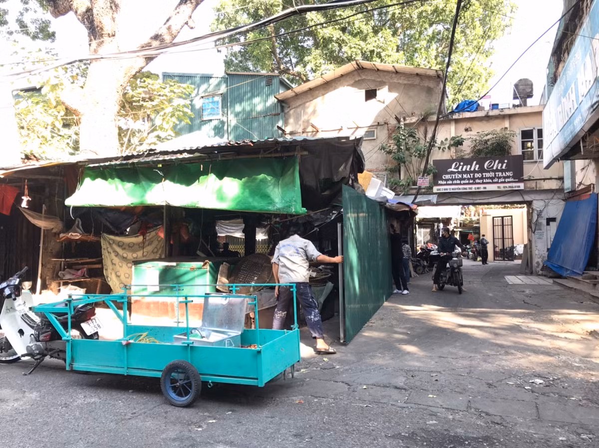 Để đảm bảo công tác phòng chống dịch COVID-19 lây lan, sau khi phong toả các dãy nhà tập thể cũ, UBND phường Phố Huế đã tiếp tục phong toả chợ xanh tại khu vực này.