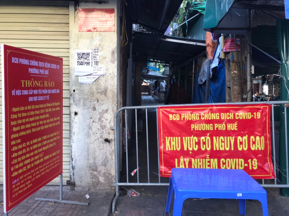 Sau khi CDC Hà Nội công bố những ca F0 cộng đồng, UBND phường Phố Huế đã phong toả nhiều dãy nhà tại khu tâp thể Nguyễn Công Trứ.