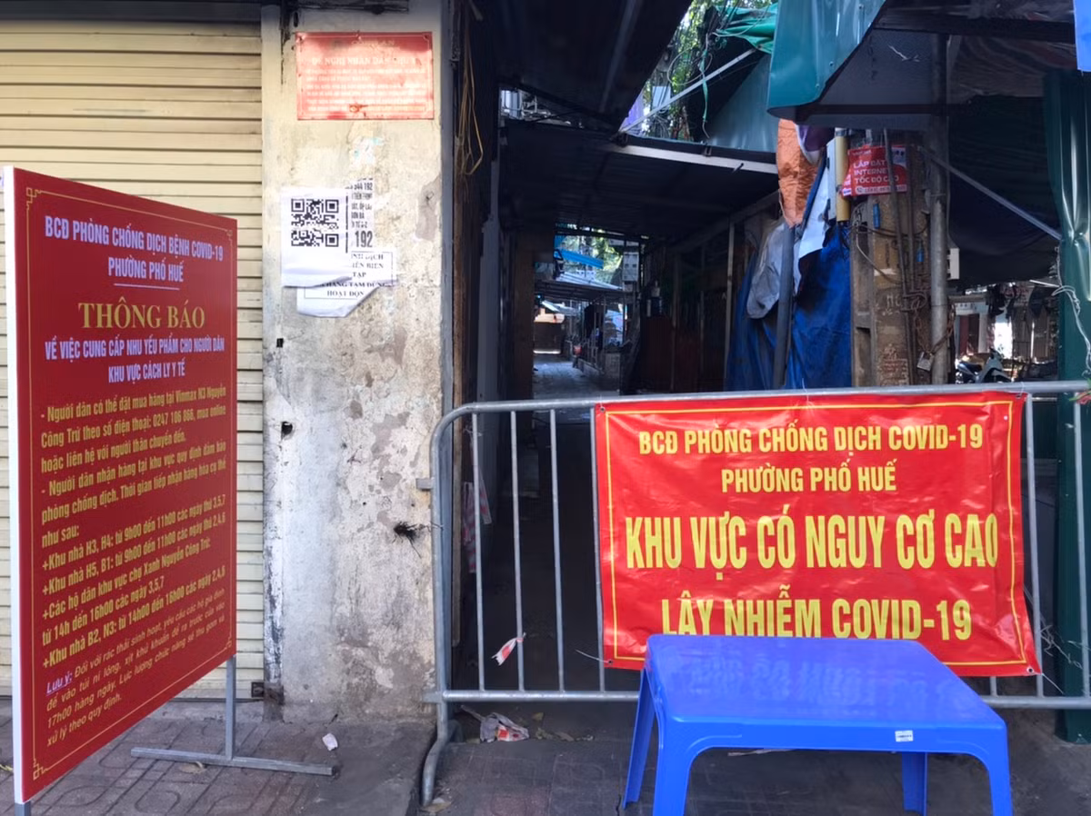 Sau khi CDC Hà Nội công bố những ca F0 cộng đồng, UBND phường Phố Huế đã phong toả nhiều dãy nhà tại khu tâp thể Nguyễn Công Trứ.