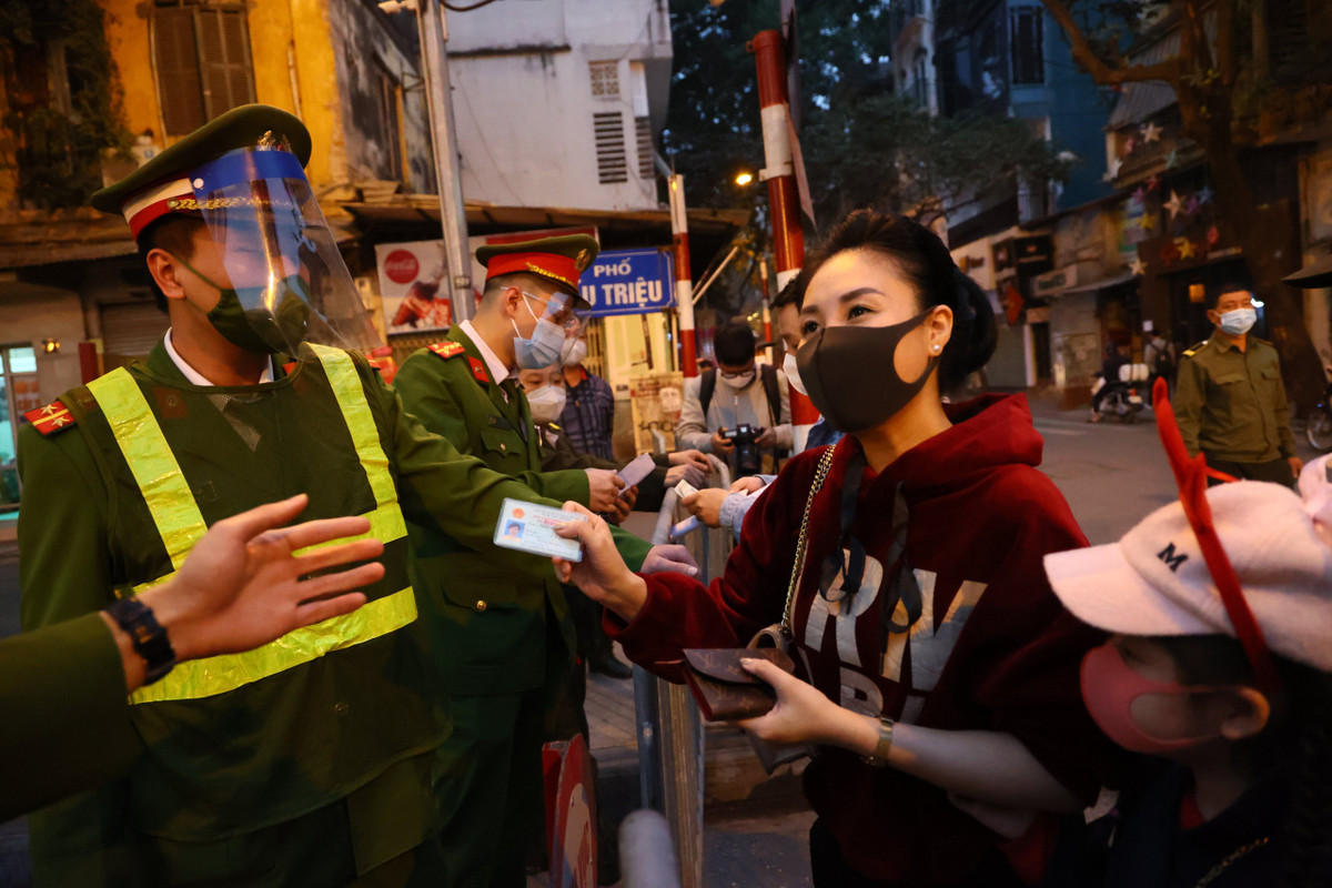 Theo thông báo trước đó, toàn bộ tuyến phố quanh Nhà Thờ Lớn sẽ cấm phương tiện di chuyển, chỉ người dân sống tại khu vực này mới được di chuyển qua đây.