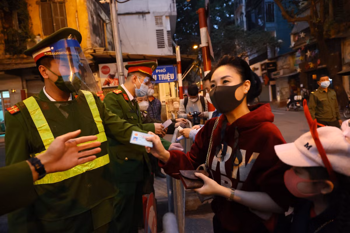 Theo thông báo trước đó, toàn bộ tuyến phố quanh Nhà Thờ Lớn sẽ cấm phương tiện di chuyển, chỉ người dân sống tại khu vực này mới được di chuyển qua đây.