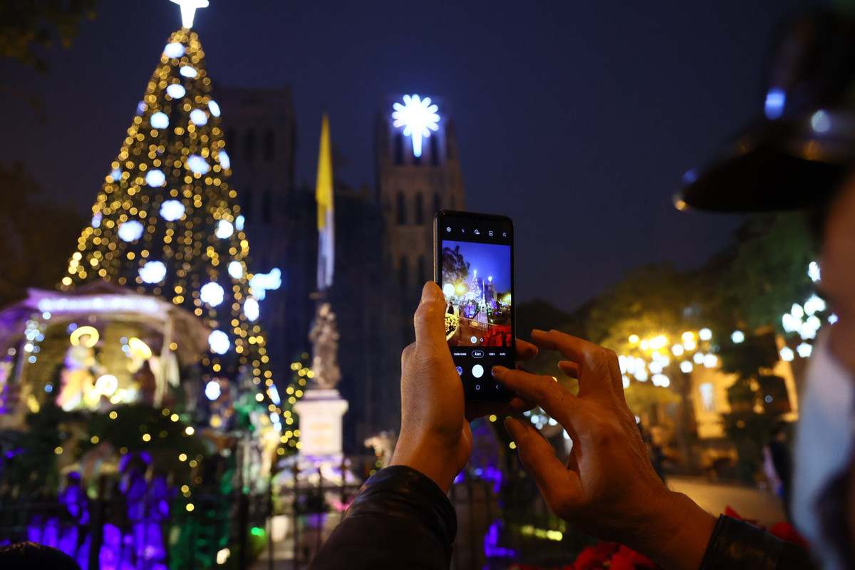 Nhiều người vẫn kịp tới ghi lại khoảnh khắc đêm Noel đặc biệt trong thời kỳ dịch COVID-19 hoành hành.