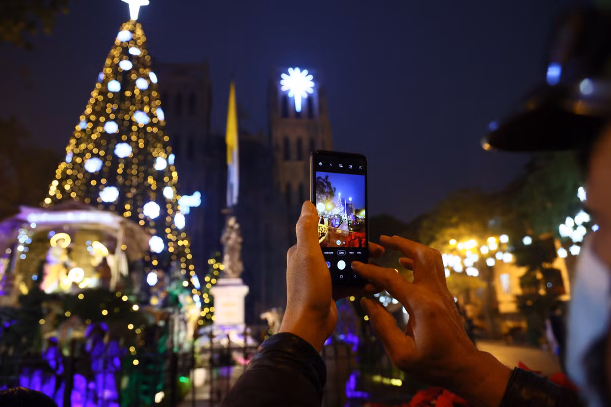 Nhiều người vẫn kịp tới ghi lại khoảnh khắc đêm Noel đặc biệt trong thời kỳ dịch COVID-19 hoành hành.