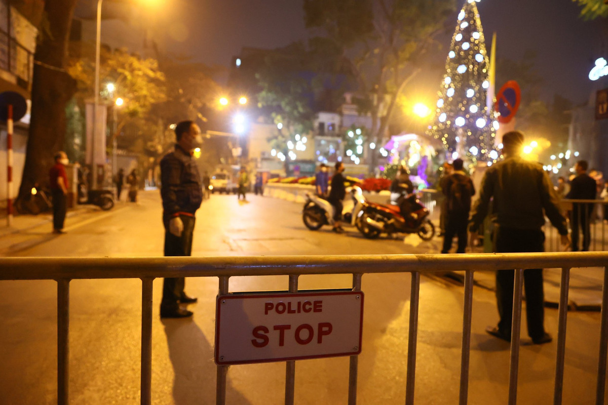 Rào chắn được lập thành nhiều lớp không cho bất cứ phương tiện nào di chuyển vào.