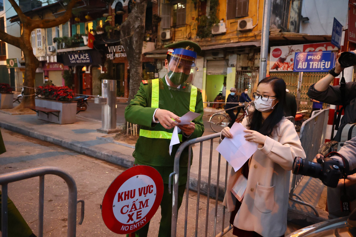 Theo phương án phân luồng giao thông, UBND quận Hoàn Kiếm cấm các đường xung quanh Nhà Thờ Lớn, chỉ những người có giấy mời mới được vào khuôn viên nhà thờ.