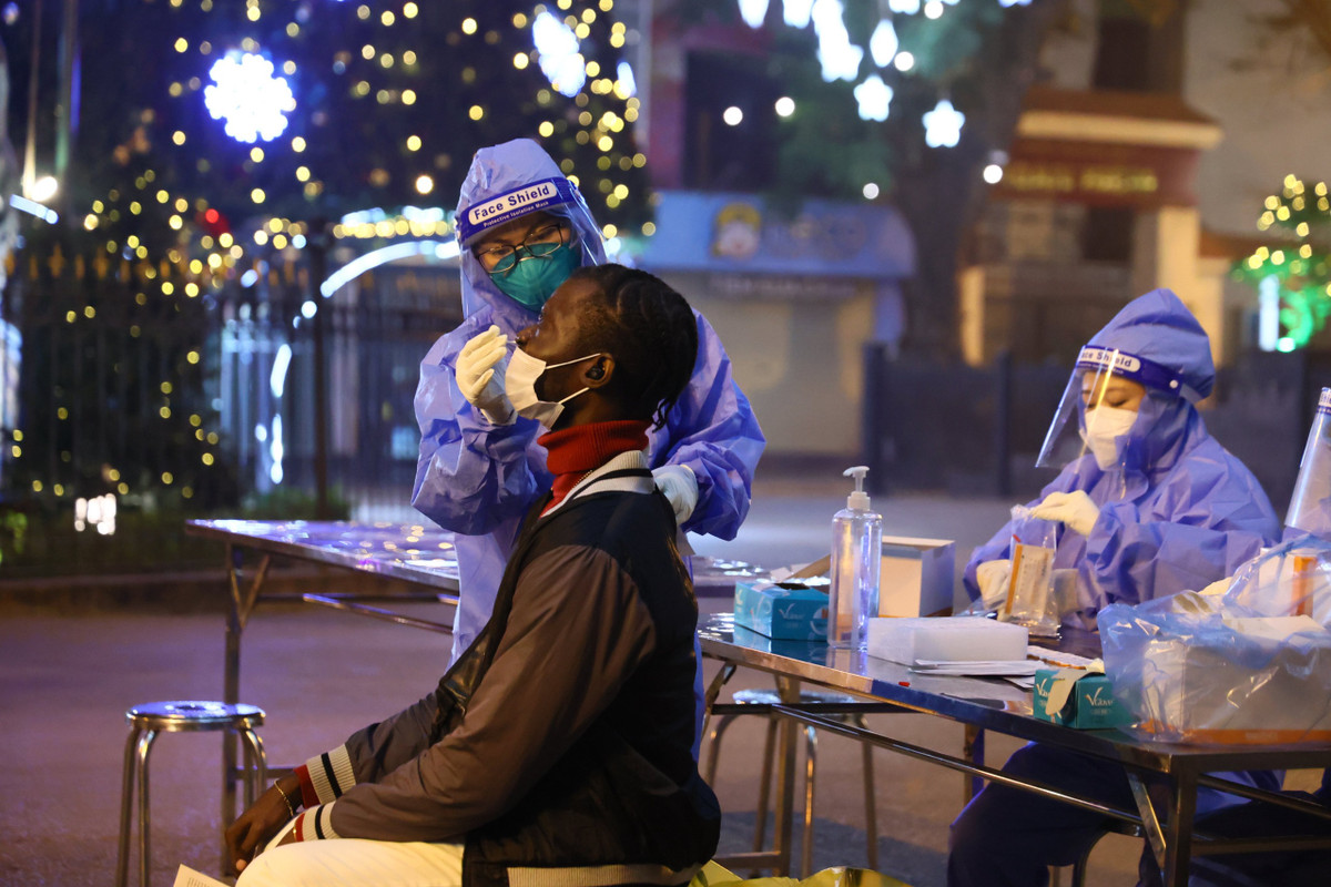 Với trường hợp không có giấy xét nghiệm, lực lượng y tế sẽ tiến hành lấy mẫu test nhanh ngay trước Nhà Thờ Lớn.