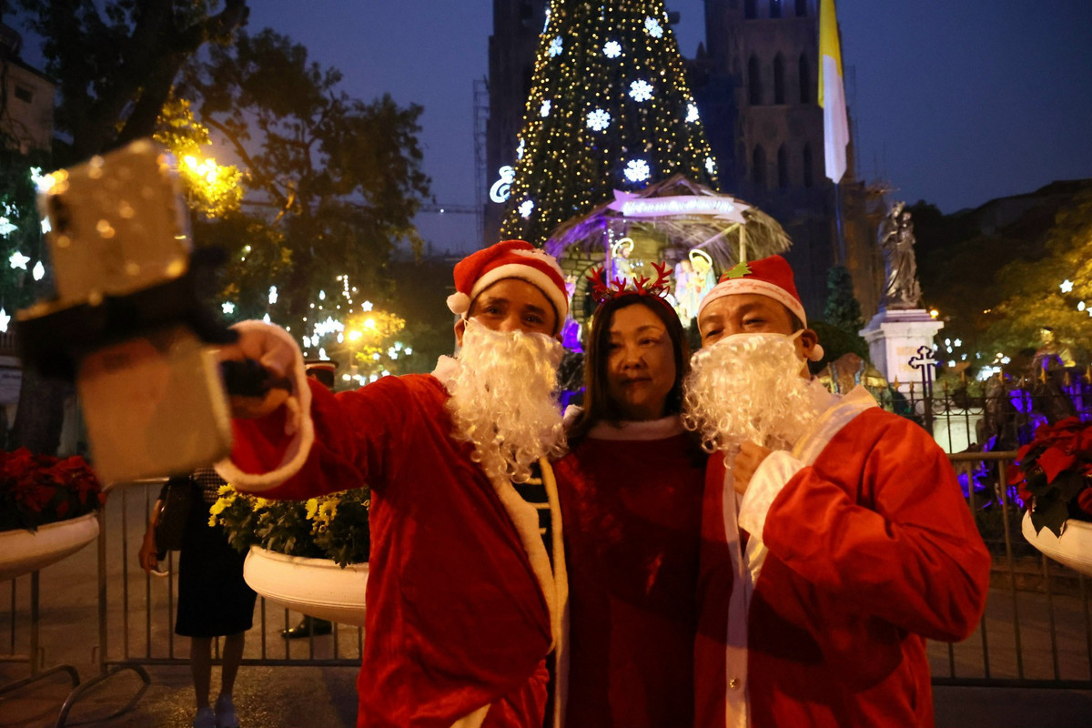Tranh thủ trước giờ cấm, nhiều người vẫn tới check-in trước cửa Nhà Thờ Lớn.