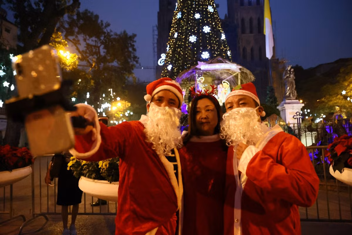 Tranh thủ trước giờ cấm, nhiều người vẫn tới check-in trước cửa Nhà Thờ Lớn.