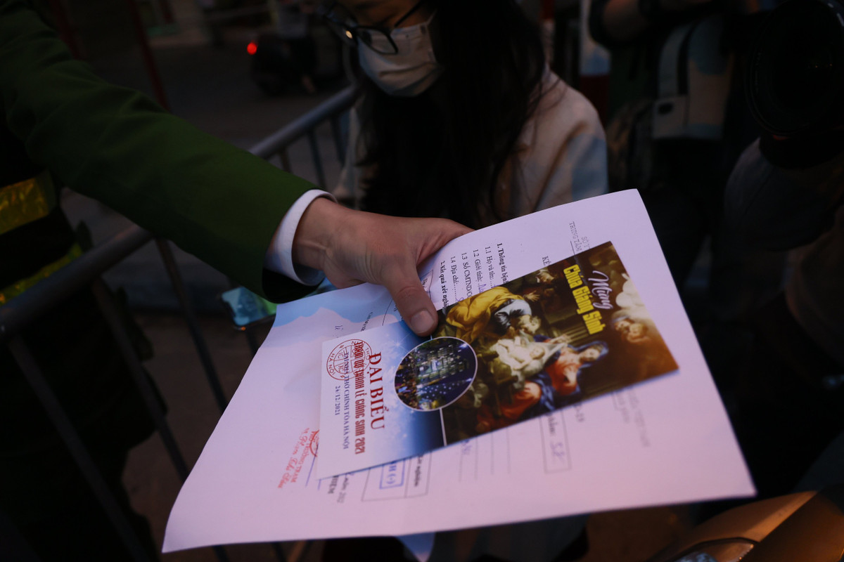 Lực lượng an ninh kiểm tra giấy mời và giấy xét nghiệm của người muốn tới Nhà Thờ Lớn làm lễ.