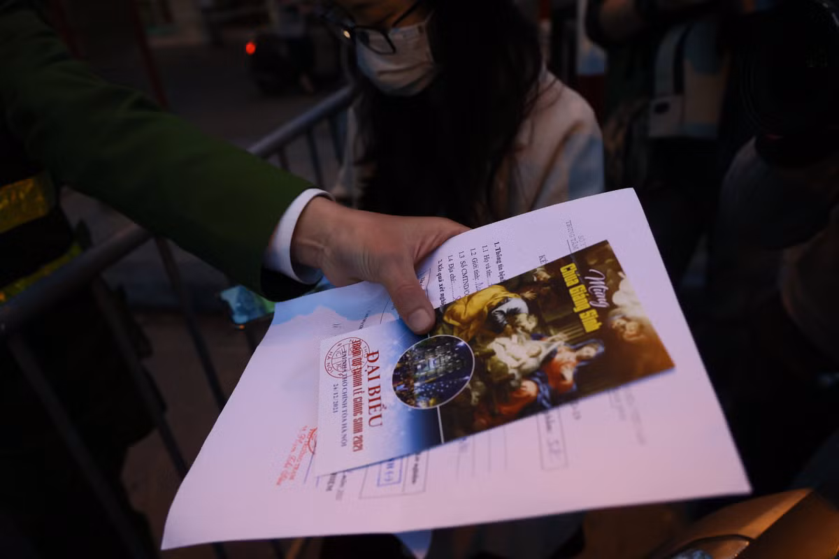 Lực lượng an ninh kiểm tra giấy mời và giấy xét nghiệm của người muốn tới Nhà Thờ Lớn làm lễ.