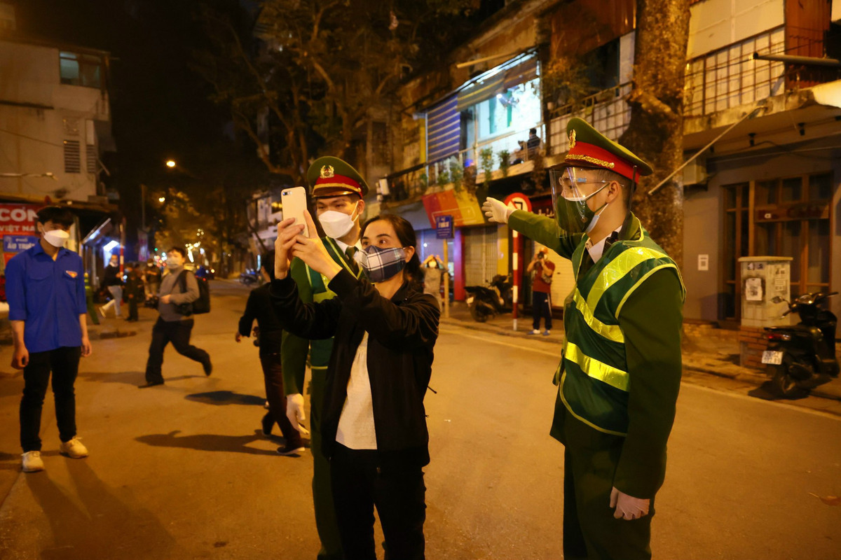 Lực lượng công an đã phải thường xuyên đi nhắc nhở, yêu cầu đám đông rời khỏi khu vực này để tránh tình trạng tập trung đông người.