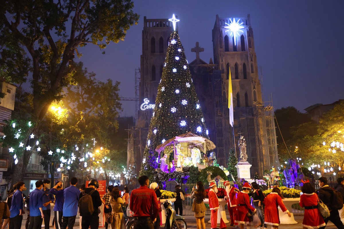 Đúng 18 giờ ngày 24/12, các rào chắn đồng loạt được dựng lên và sẽ duy trì tới qua đêm Noel.