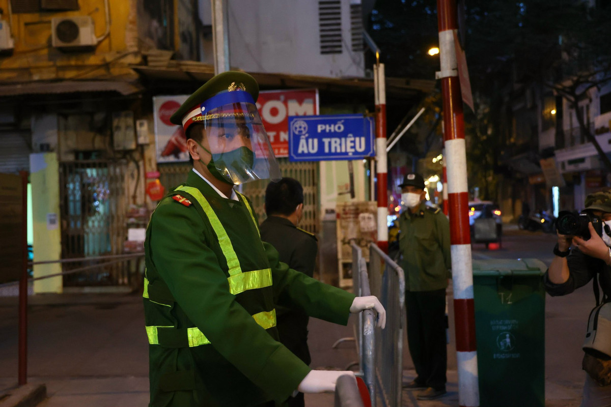 Tối 24/12, hàng loạt rào chắn đã được dựng lên tại các tuyến phố xung quanh khu vực Nhà Thờ Lớn (phường Hàng Trống, quận Hoàn Kiếm) nhằm hạn chế tình trạng tập trung đông người trong đêm Noel.