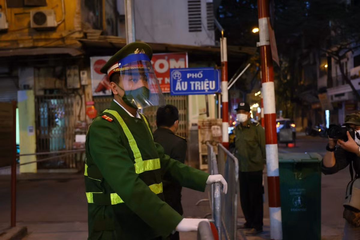 Tối 24/12, hàng loạt rào chắn đã được dựng lên tại các tuyến phố xung quanh khu vực Nhà Thờ Lớn (phường Hàng Trống, quận Hoàn Kiếm) nhằm hạn chế tình trạng tập trung đông người trong đêm Noel.