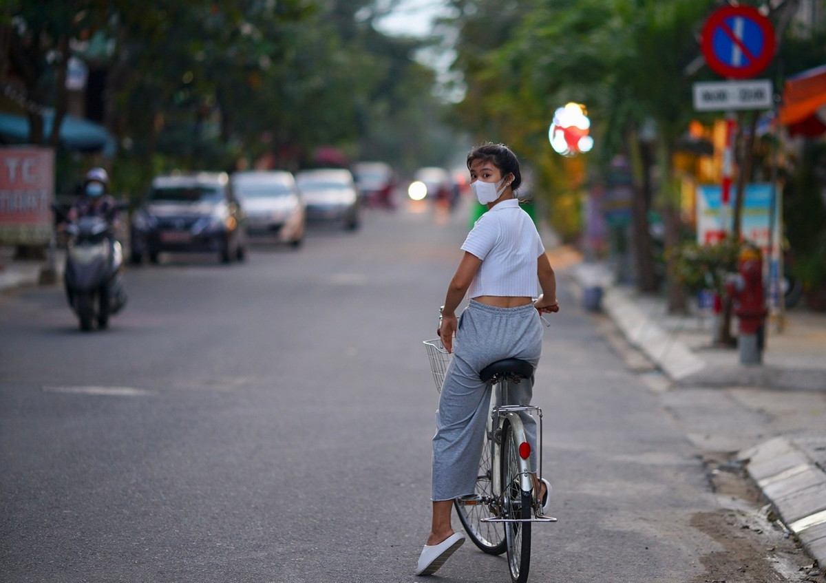 Tuy nhiên, do một số điểm vẫn đang thuộc cấp độ 3 nên đường phố Đà Nẵng vẫn đang rất vắng vẻ.