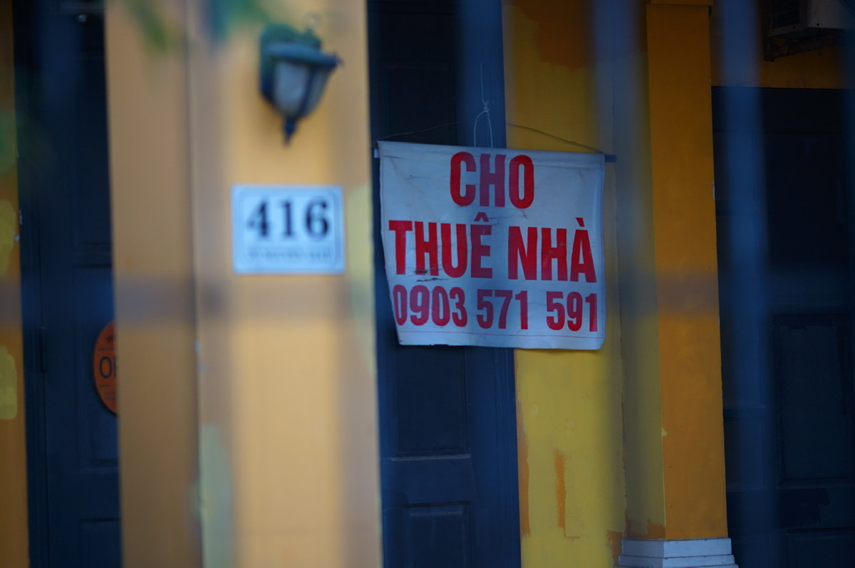 Một người dân sống tại phố Hà Bổng cho biết, hiện nay các hàng quán đã được mở cửa trở lại và quy định giờ đóng cửa nhưng cũng không có khách do tâm lý người dân chưa muốn ra đường.