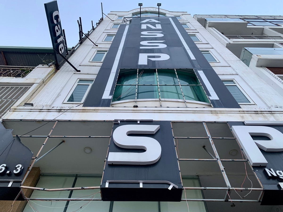 Các nhà hàng, cửa hiệu tại điểm du lịch nổi tiếng Đà Nẵng đã đóng cửa từ nhiều tháng nay và chưa có dấu hiệu mở cửa trở lại.