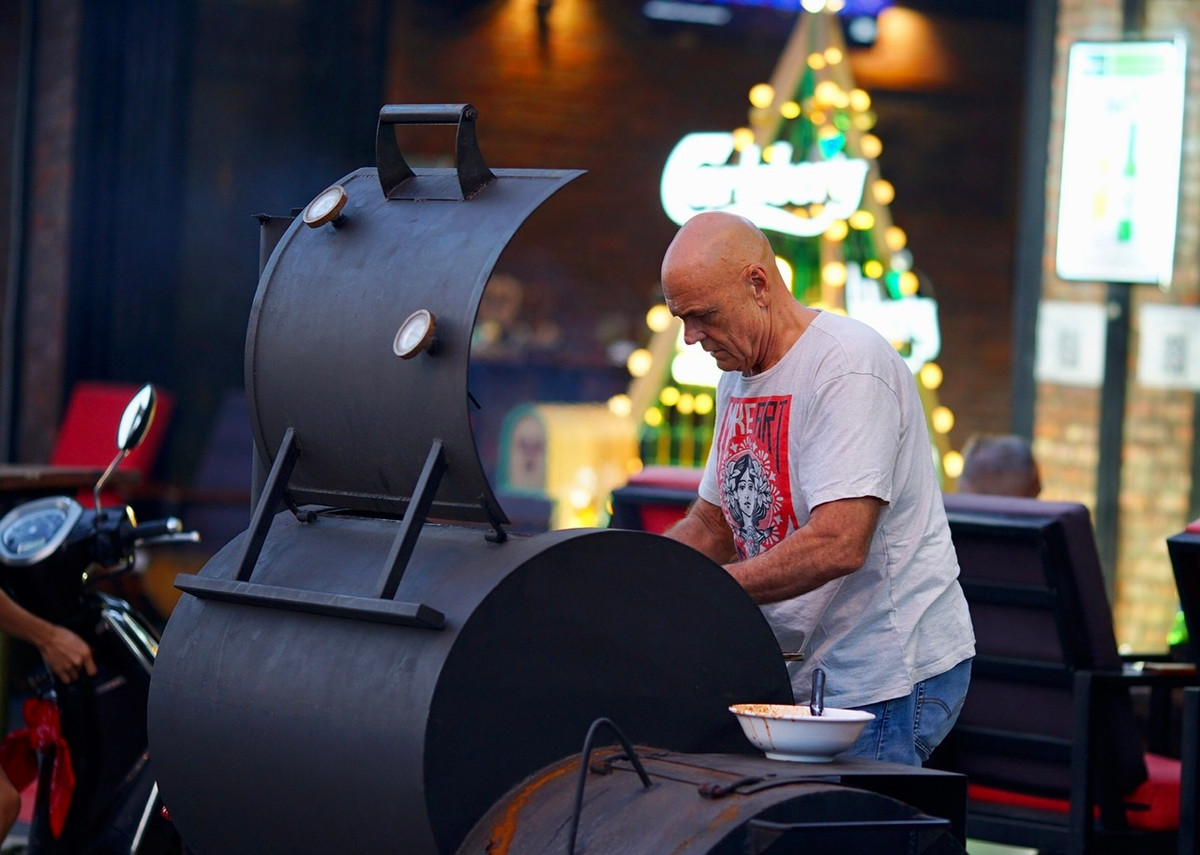 Theo ghi nhận của PV Báo Tri thức và Cuộc sống, dọc đại lộ Võ Nguyên Giáp chỉ có 1 vài quán bia mở cửa, khách cũng thưa thớt, chủ yếu là người nước ngoài làm việc tại Đà Nẵng.