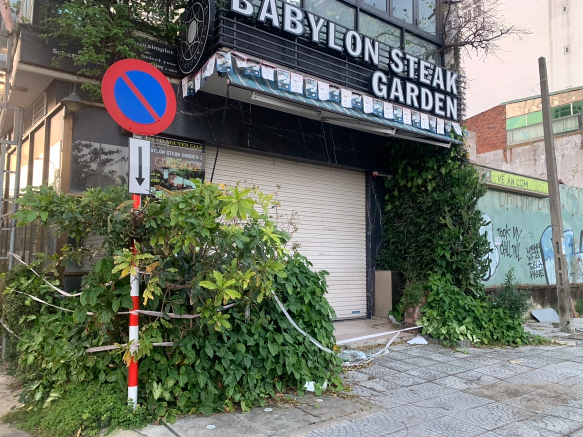 Thậm chí nhiều hàng quán tại các khu “đất vàng” dọc bãi biển Mỹ Khê vẫn chăng dây, cỏ mọc um tùm.