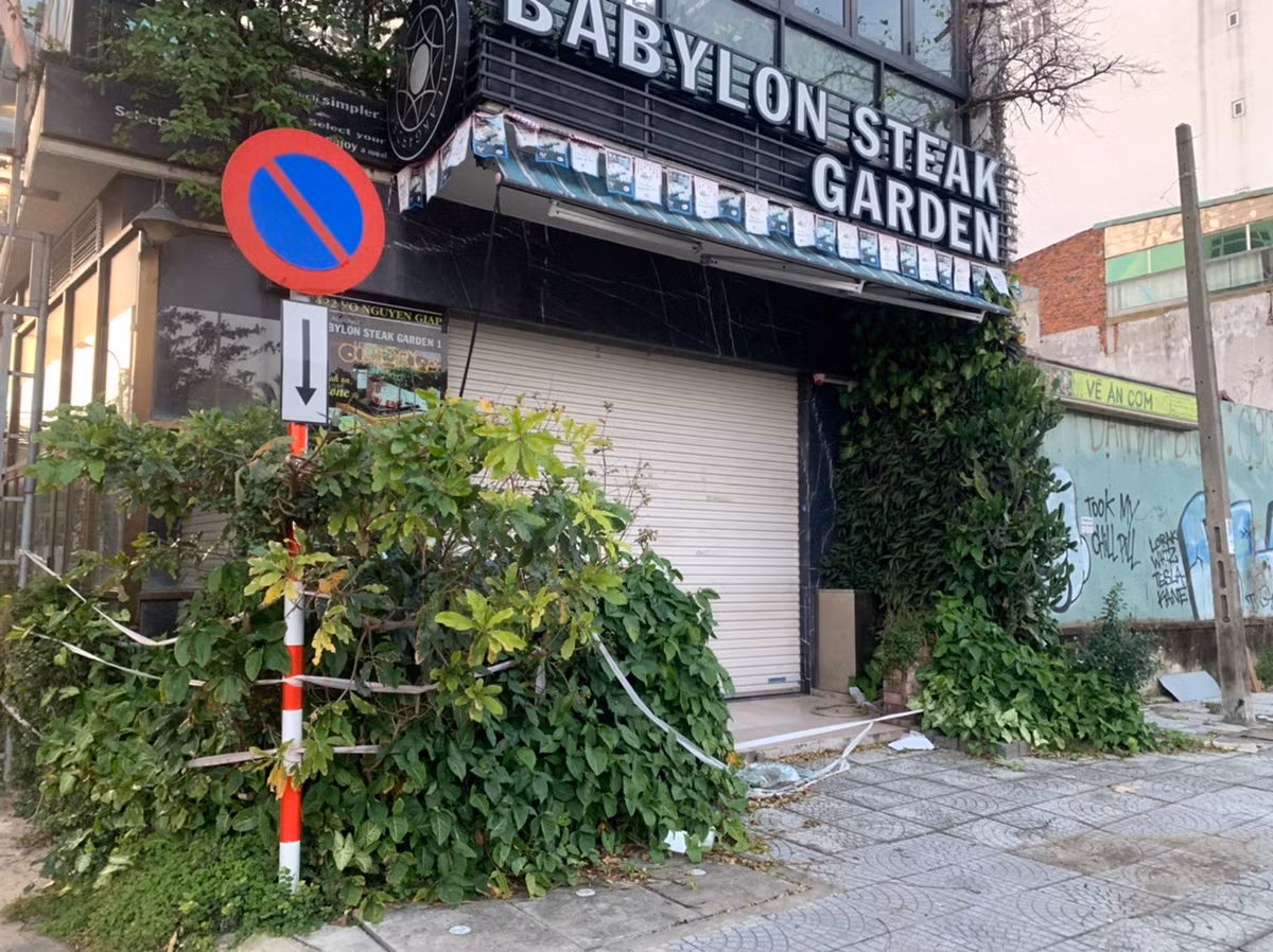 Thậm chí nhiều hàng quán tại các khu “đất vàng” dọc bãi biển Mỹ Khê vẫn chăng dây, cỏ mọc um tùm.