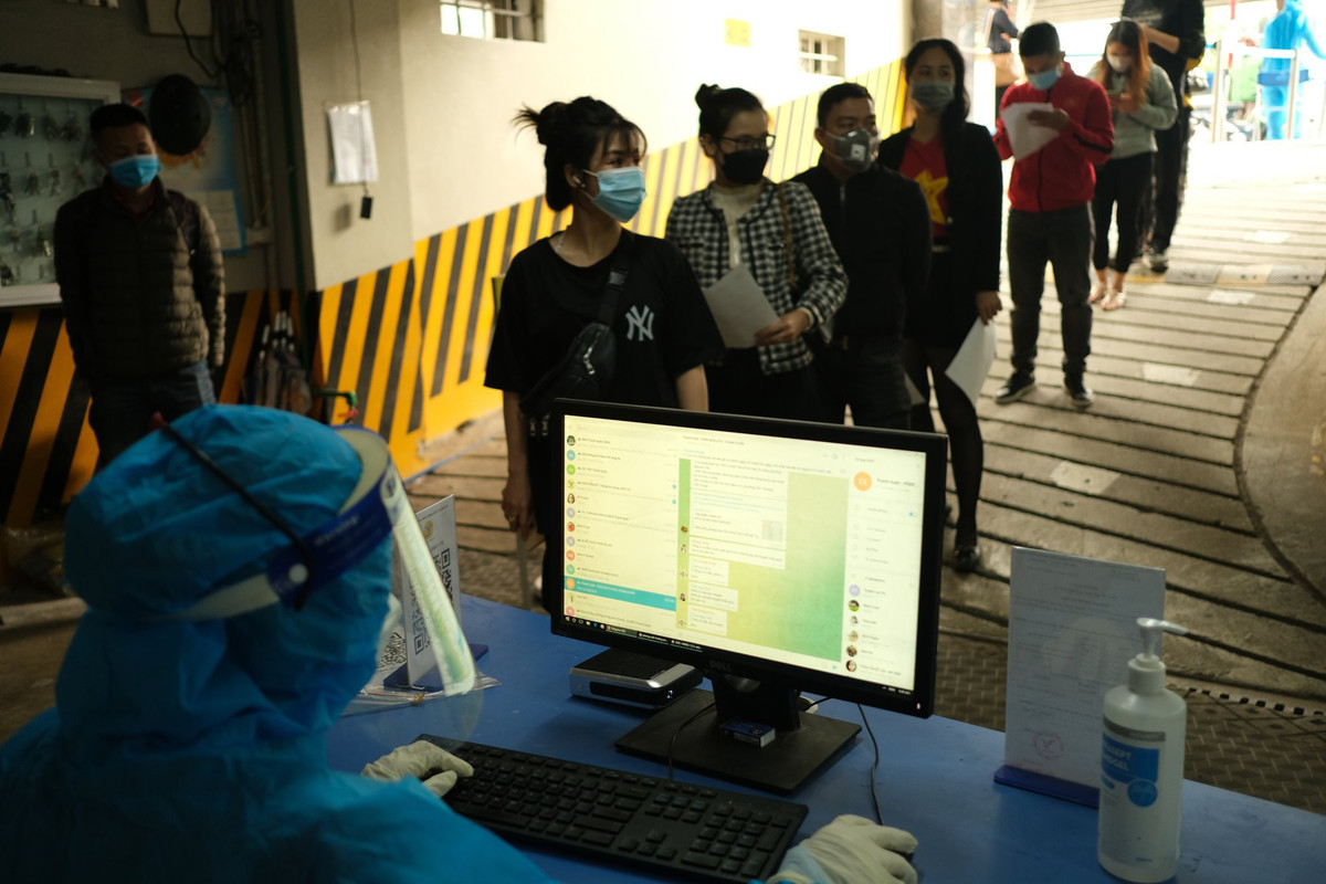 Ha Noi thiet lap khu dieu tri COVID-19 trong ca benh vien cong va tu