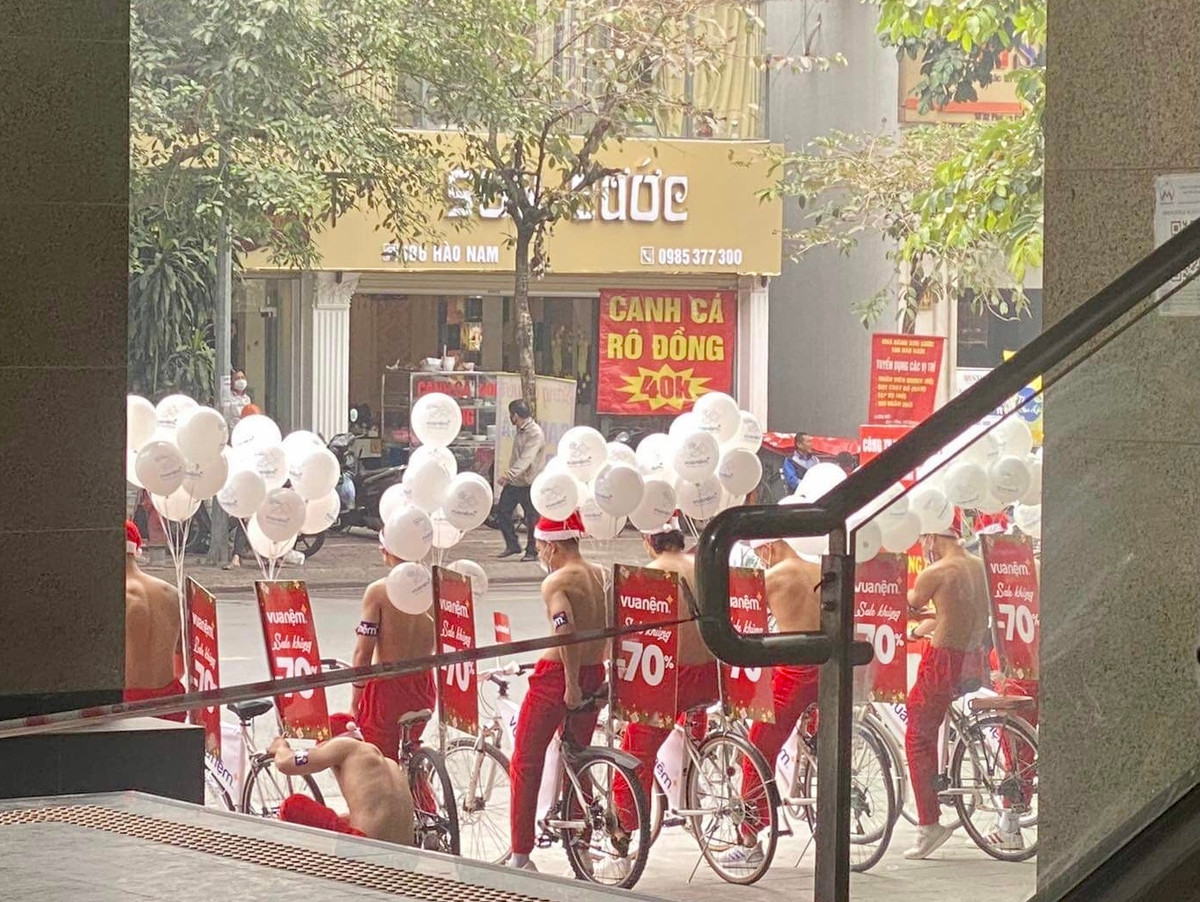 Coi tran quang cao tren tau Cat Linh -Ha Dong: “Can tay chay thuong hieu“-Hinh-2