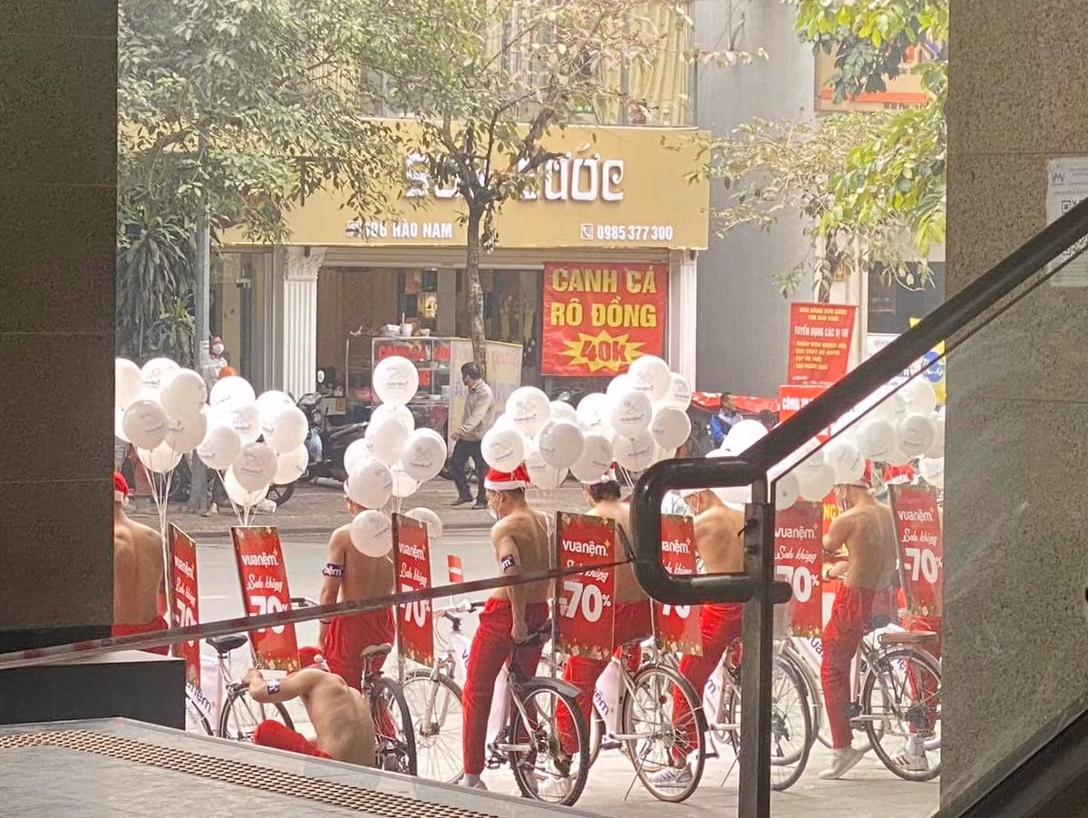 Coi tran quang cao tren tau Cat Linh -Ha Dong: “Can tay chay thuong hieu“-Hinh-2