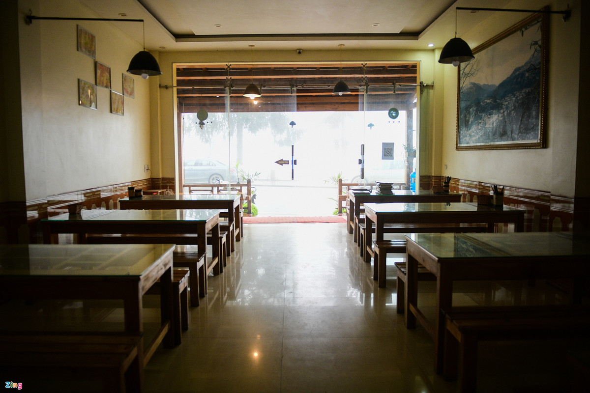 Khung cảnh trống vắng tại nhà hàng của gia đình anh Dương trong buổi trưa 31/12.