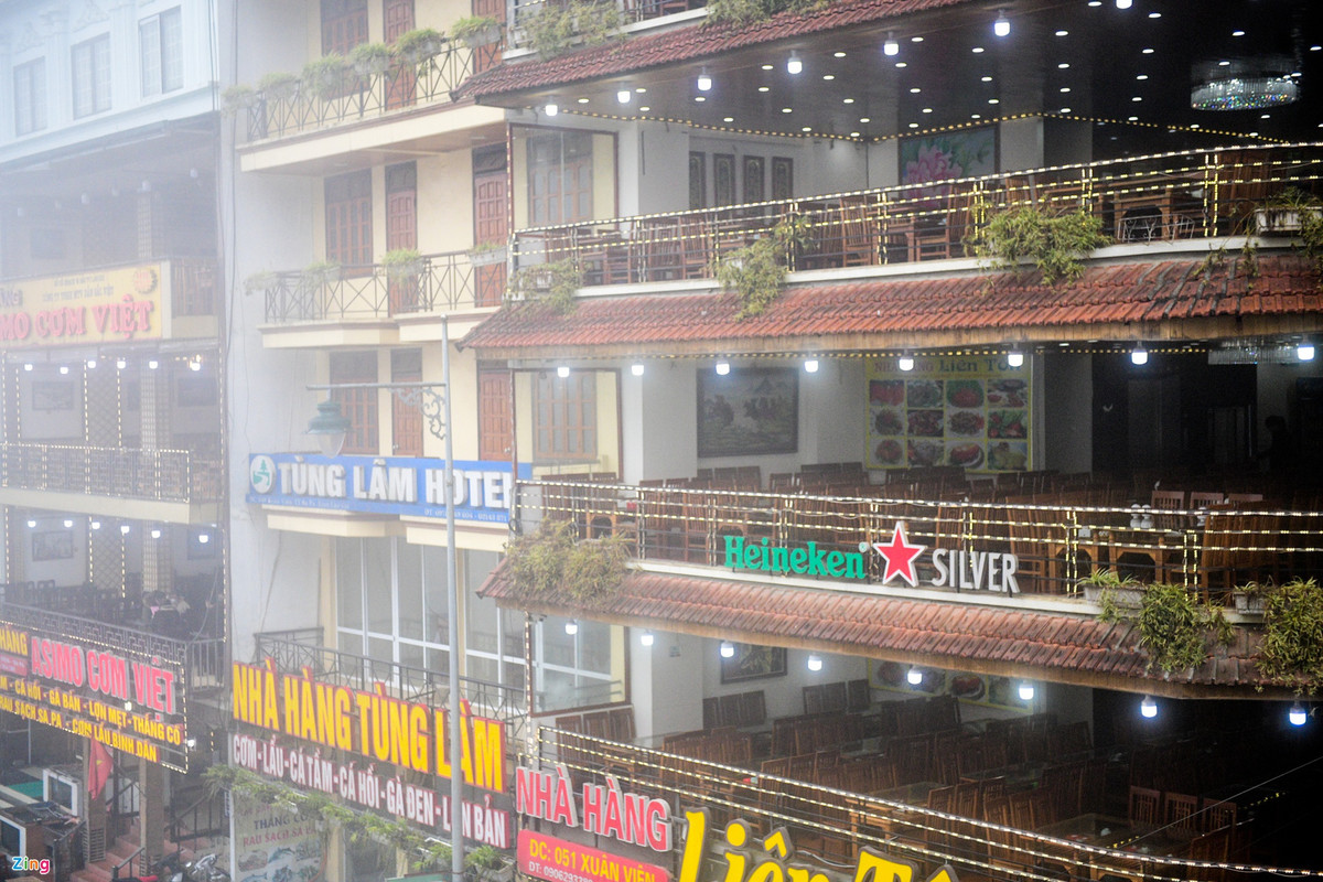 Hàng loạt khách du lịch hủy đặt phòng tại các nhà nghỉ và khách sạn ở Sa Pa. Các dãy nhà hàng kinh doanh ế ẩm thực khách.