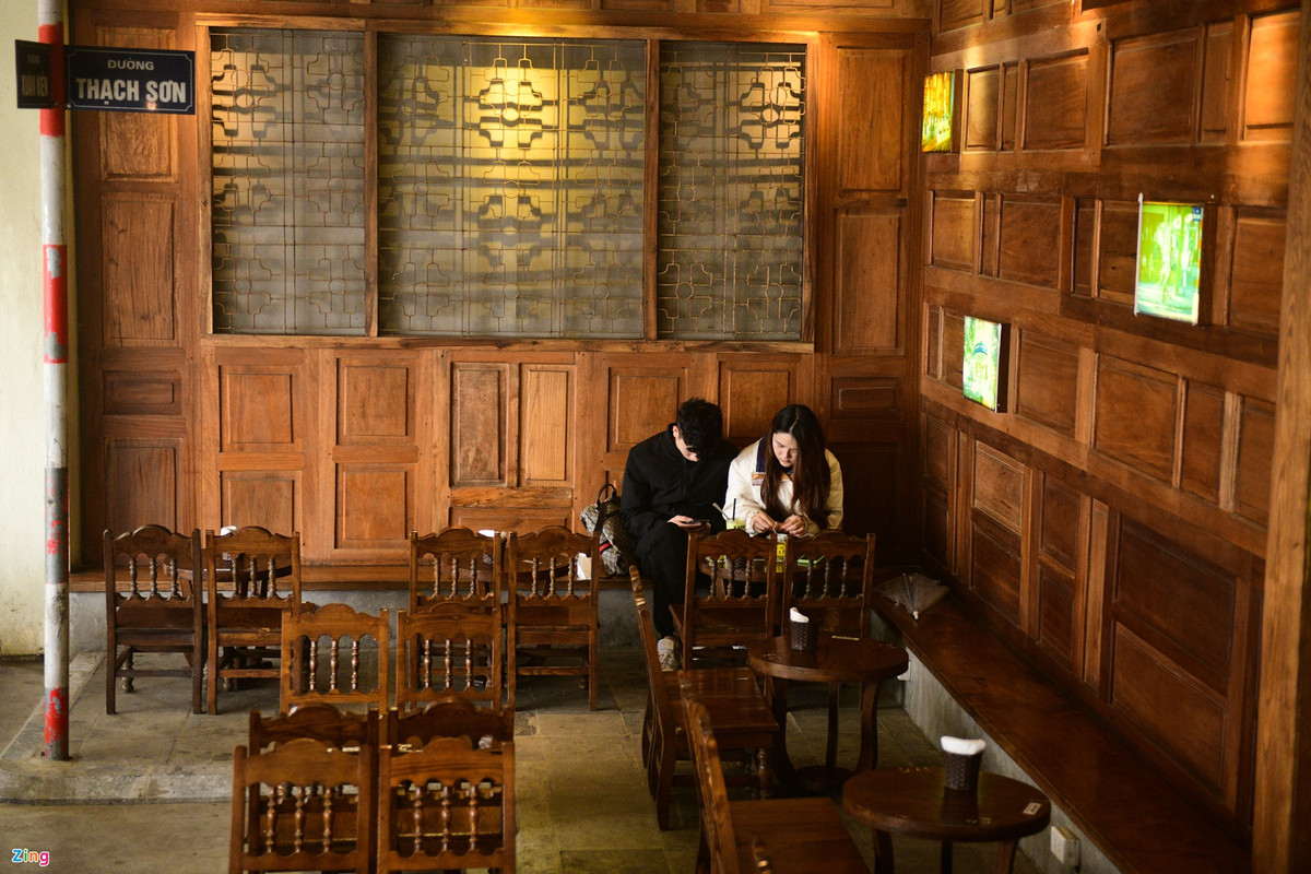 Tại một quán cà phê nằm ở trung tâm Sa Pa, lượng khách không đông đúc, nhiều bàn ghế còn trống.