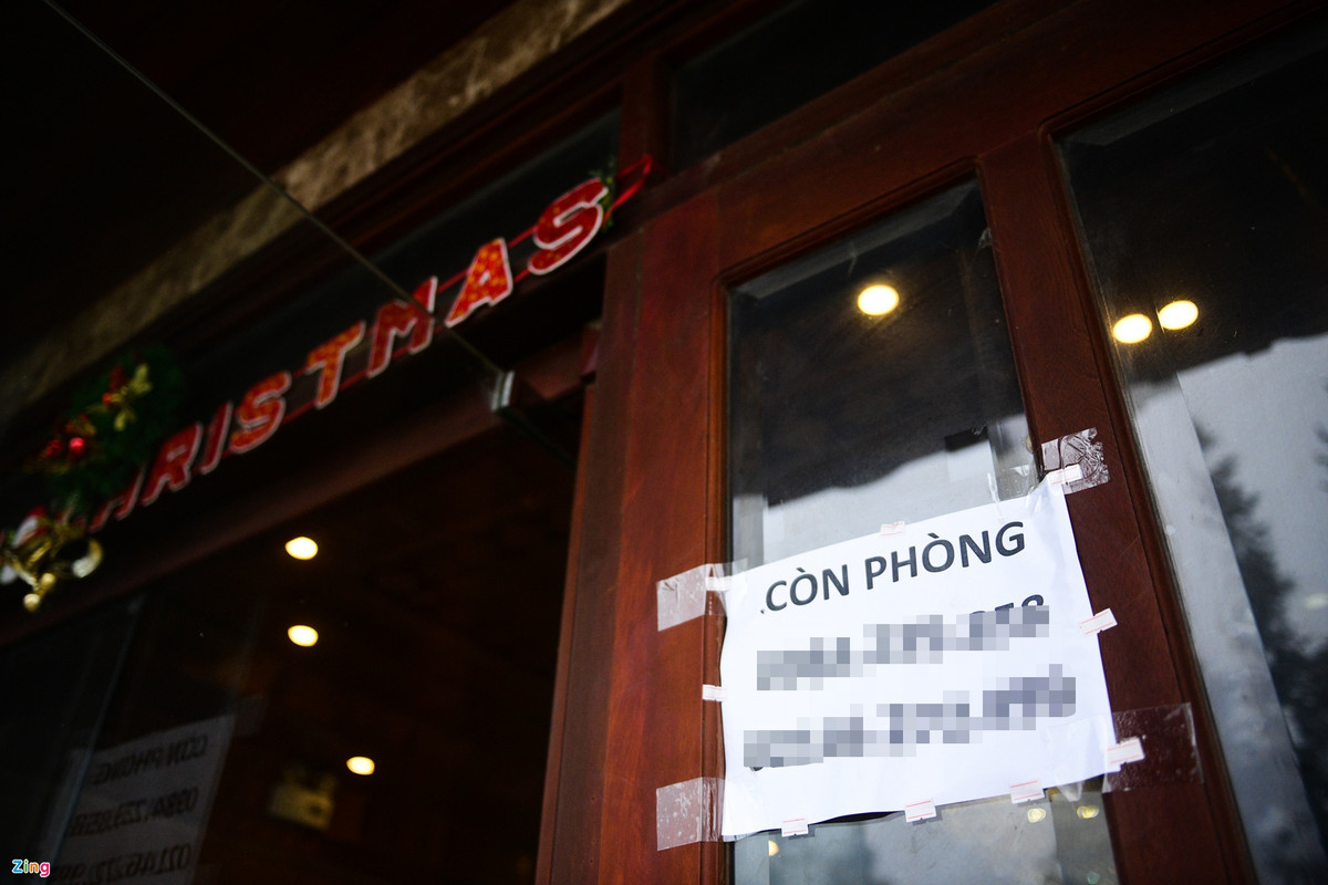 Trước cửa, chị Linh dán biển còn phòng. 27 phòng khách sạn của gia đình chị đến nay chỉ có chưa đầy 10 phòng có khách. Điều này chưa từng xảy ra vào những dịp lễ, Tết trước đây.