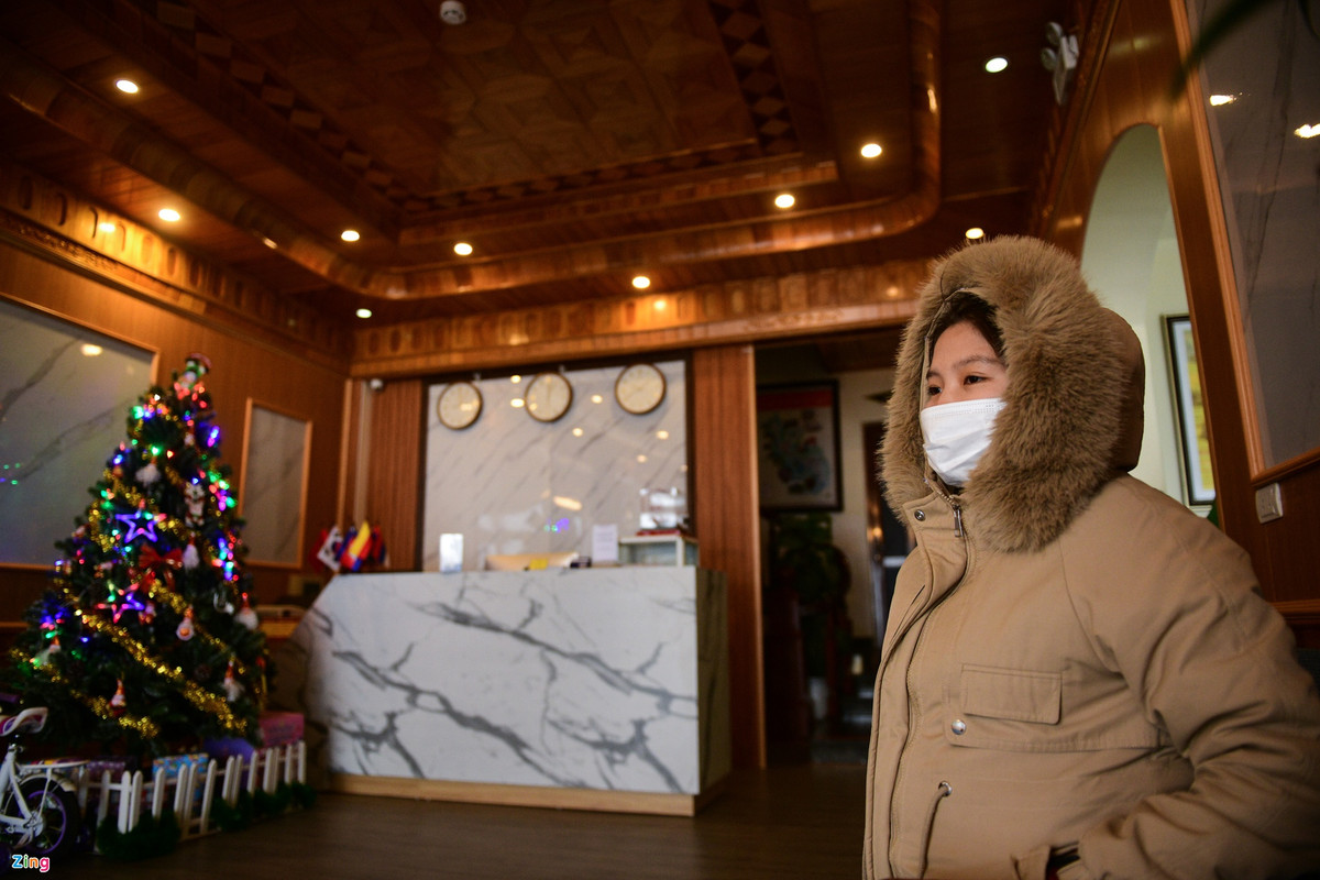 Chị Diệu Linh - chủ một khách sạn nằm trên trục đường chính trung tâm Sa Pa - chia sẻ: "Như mọi năm, ngày này nhà tôi luôn kín phòng, chủ yếu là các đoàn khách lớn. Năm nay khoảng từ ngày 26-27/12 các phòng đã được đặt hết. Nhưng từ hôm qua tới giờ họ liên tục gọi điện báo hủy vì không vào được Lào Cai".